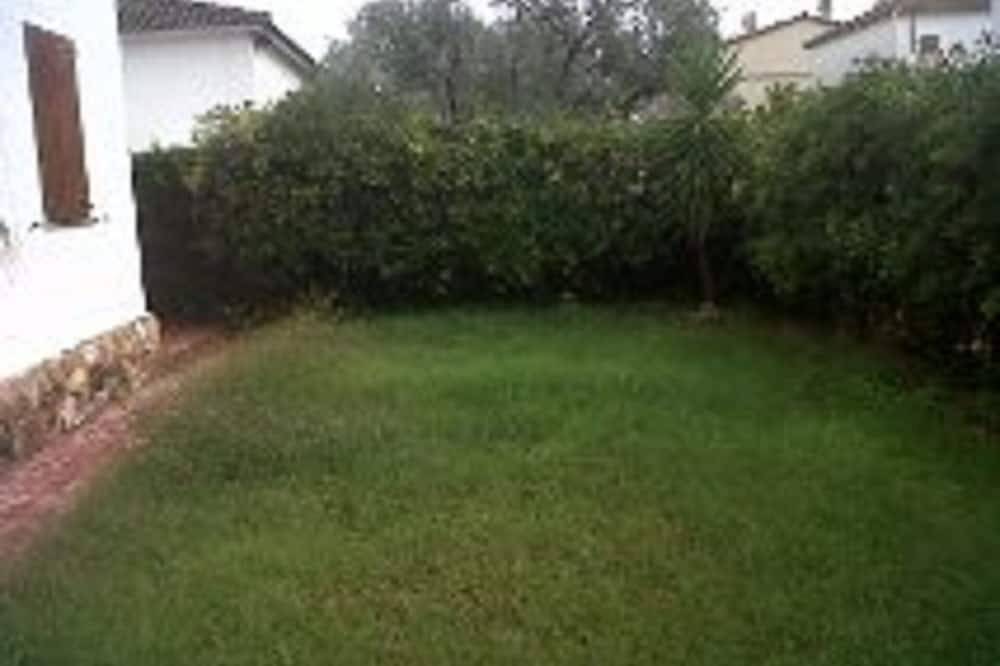 Villa with comfortable and quiet garden near the beach in Creixell, Costa Dorada