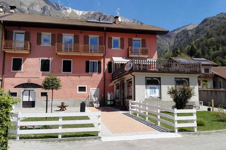 Ferienwohnung für 3 Personen, mit Balkon und Whirlpool am Ledrosee