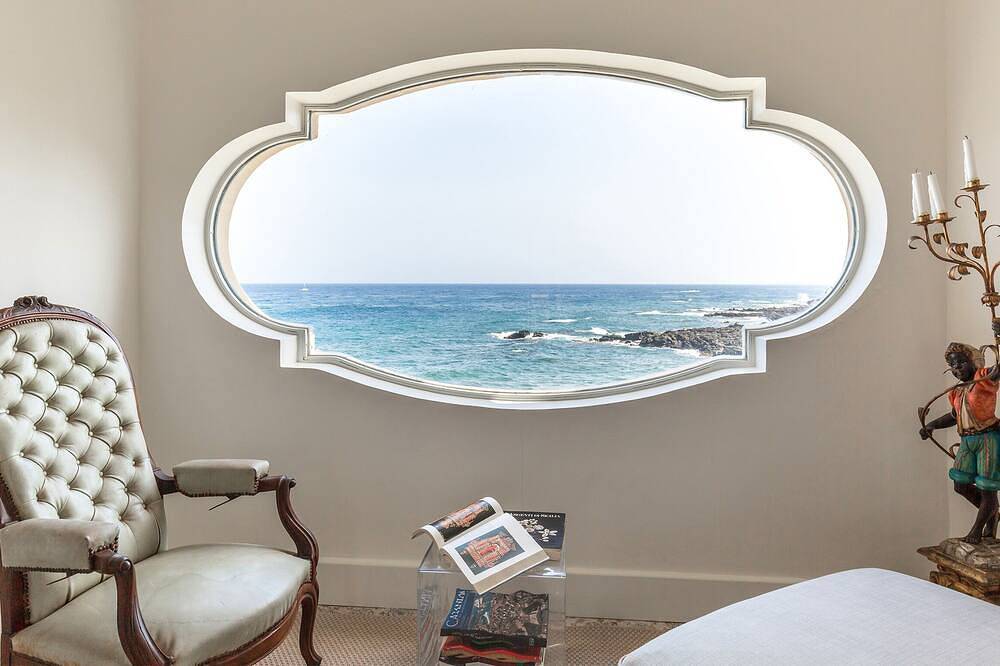 Villa Schisò, exclusive location for 12 people, in front of the sea with pool. in Spiaggia dei Greci, Giardini-Naxos