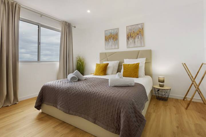 Entire apartment, 'View Suite' Room with Mountain View, Wi-Fi and Air Conditioning in Gaula, Madeira