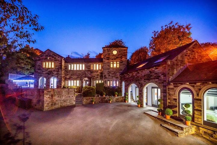 Holiday rental for 12 people, with garden and hot tub, with pets in Holmfirth