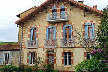 Gîte pour 8 personnes, avec balcon ainsi que piscine et jardin à Montesquieu-Volvestre