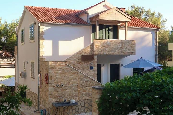Vacation rental for 4 people, with balcony on Hvar