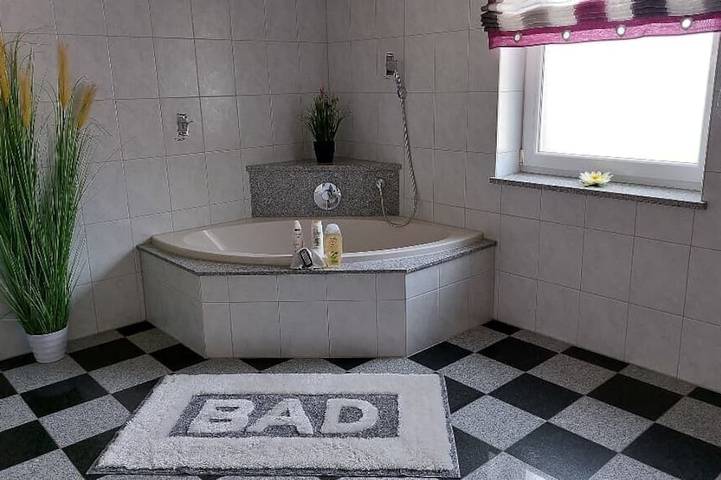 Geheel appartement, Luxuriöse Ferienwohnung mit Badewanne und Balkon in Breitenberg, Oost-Beieren