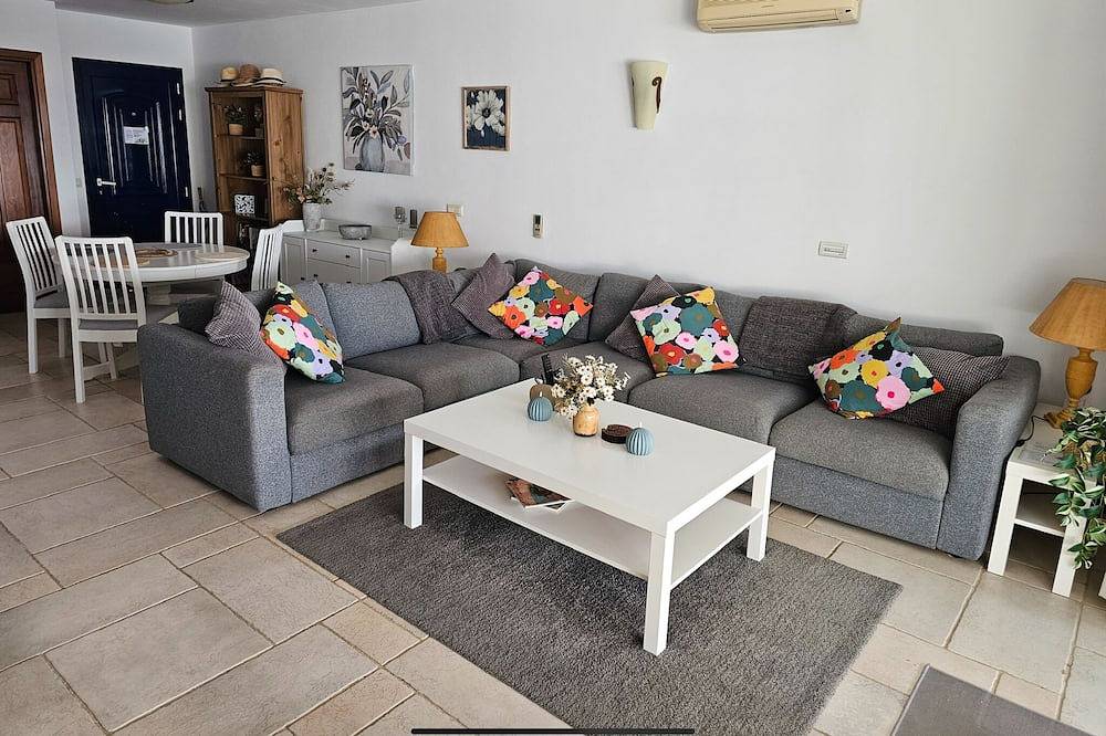 Villa con piscina privada y vistas espectaculares al mar ya la montaña in Puerto Calero, Yaiza