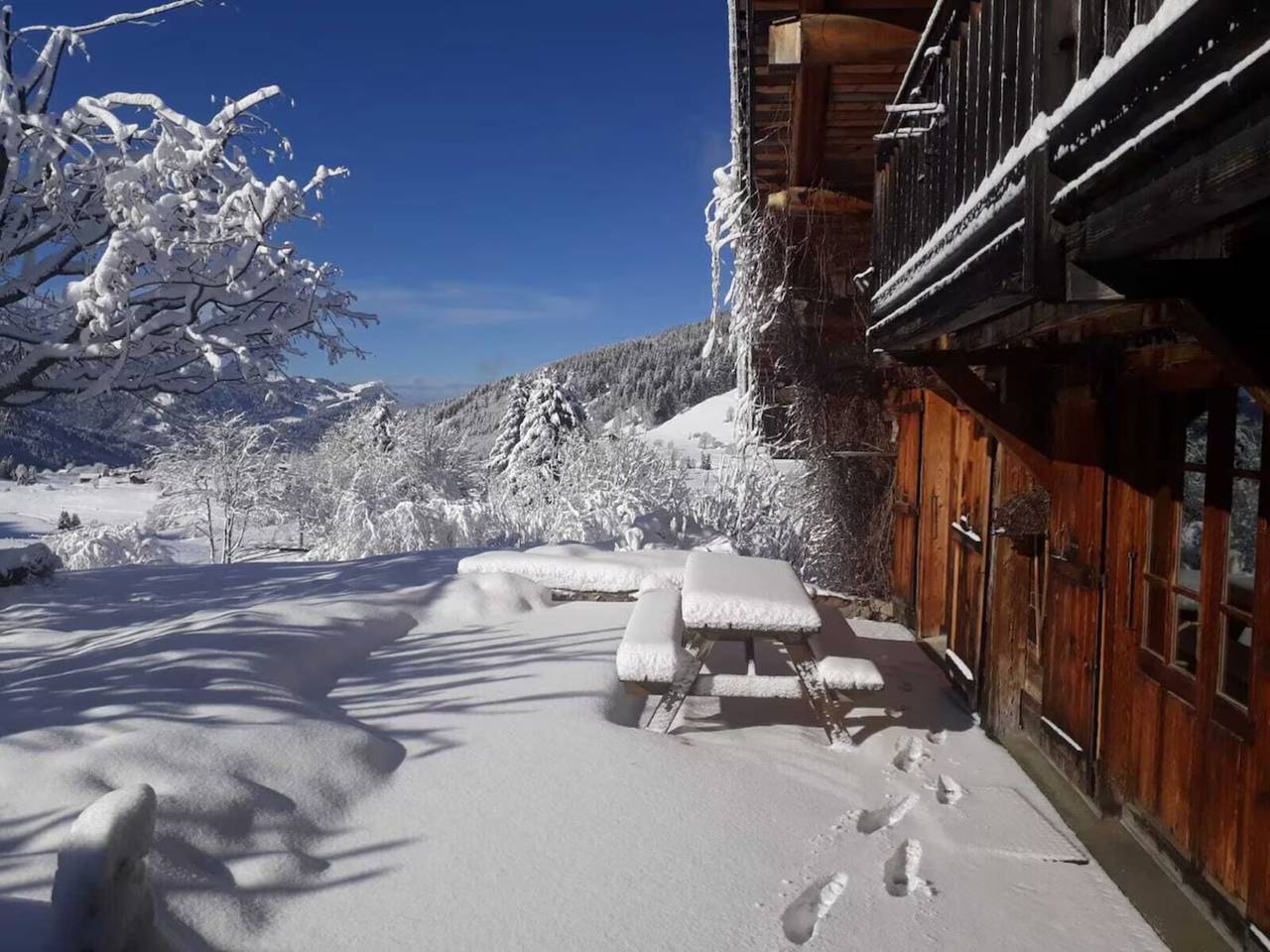Chalet 'Le Vieux Madrier' con vistas al lago, terraza privada y Wi-Fi in La Clusaz, Región de Annecy