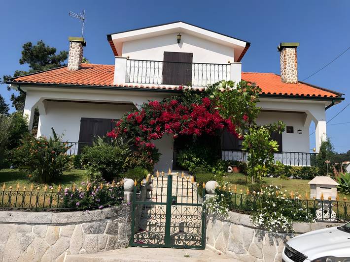 Vivenda Ribeiro: Haus mit Bergblick, privatem Pool und Wlan in Palmeira de Faro e Curvos, Braga Distrikt