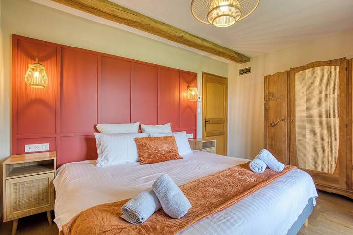 Location de vacances pour 6 personnes, avec terrasse et jardin ainsi que jacuzzi et piscine, animaux acceptés à Bosset - 2