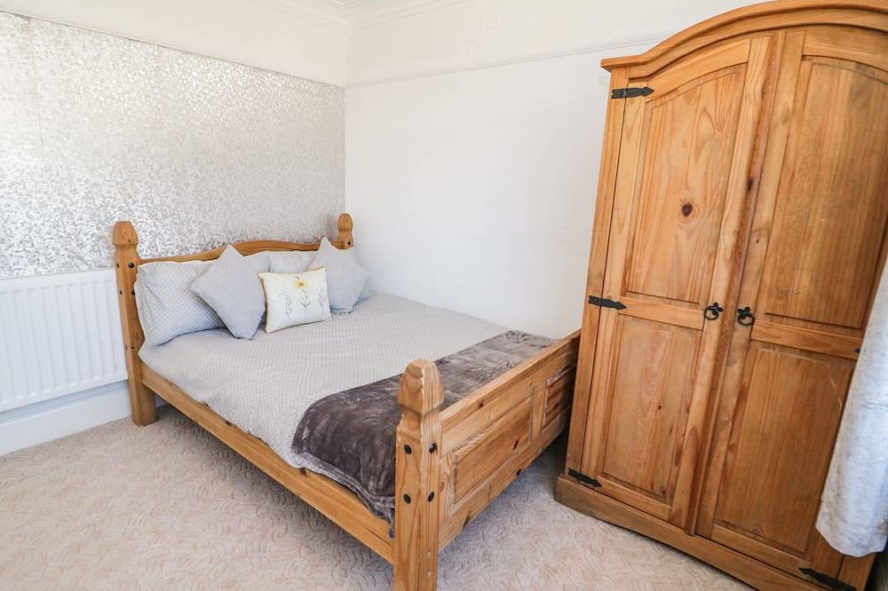 Laragh, pet friendly, character holiday cottage in Deganwy in Deganwy, Conwy region