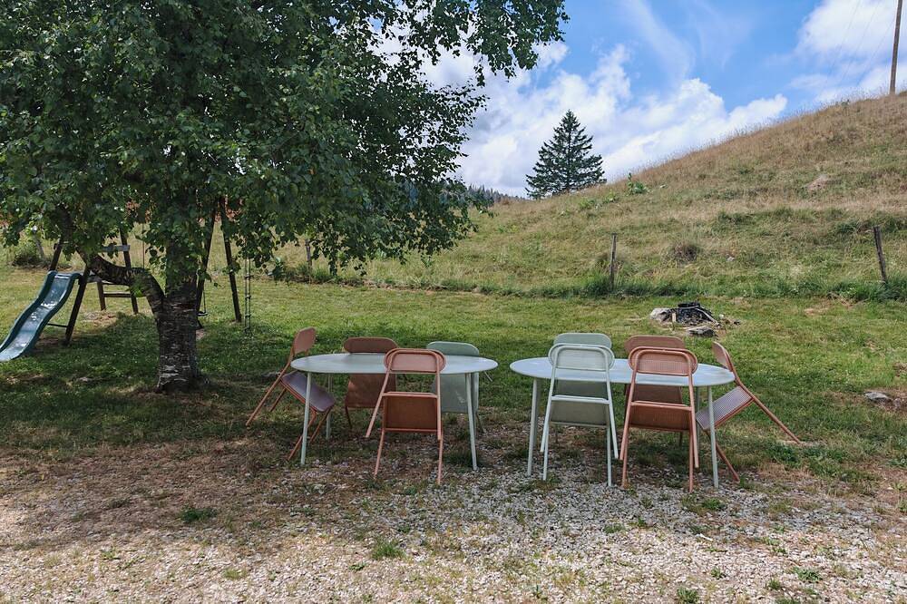 Large renovated family gite, at the foot of the hiking trails and trails, land in Septmoncel Les Molunes, Parc naturel régional du Haut-Jura