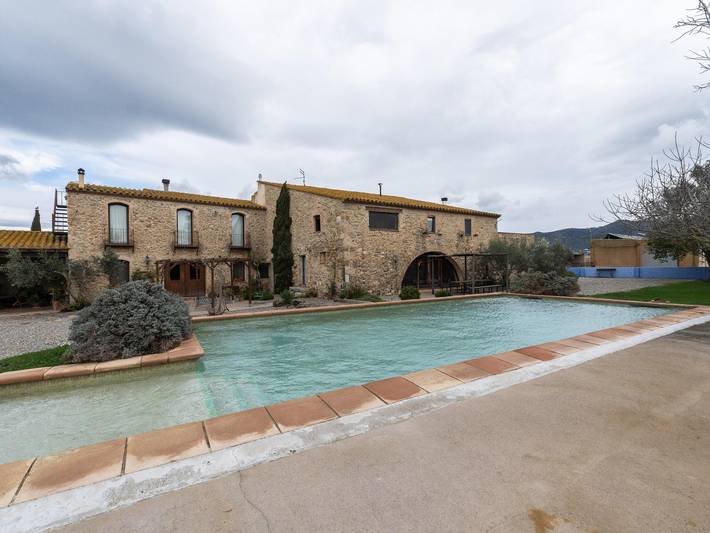 Casa de huéspedes para 10 personas, con terraza además de jardín y piscina en D'aiguamolls De L'empordá