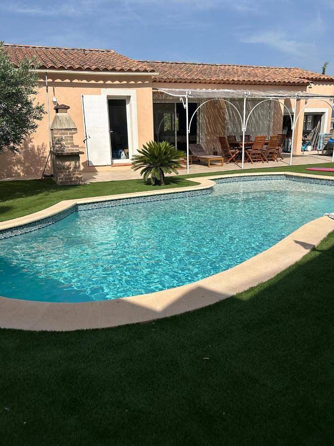 Location de vacances pour 6 personnes, avec Terrasse ainsi que Jardin et Piscine à Puget-Ville