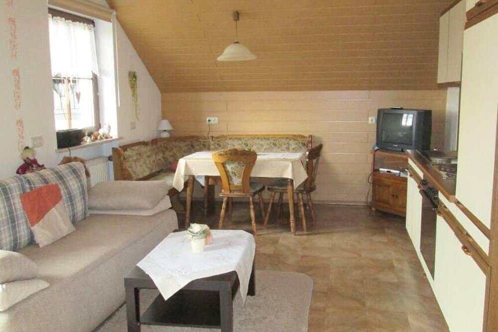 Apartamento inteiro, Apartamento luminoso com 2 quartos e varanda in Mahring, Baviera Oriental