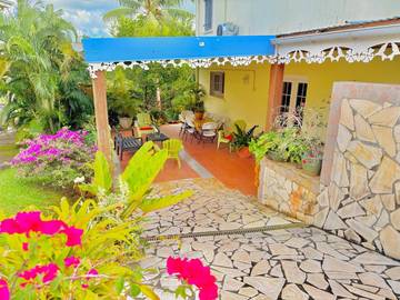 Gîte pour 4 personnes, avec terrasse et vue à Saint-Esprit (homonymie)