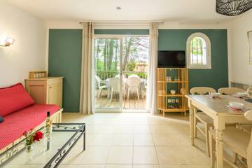 Location de vacances pour 6 personnes, avec terrasse et piscine à Grospierres