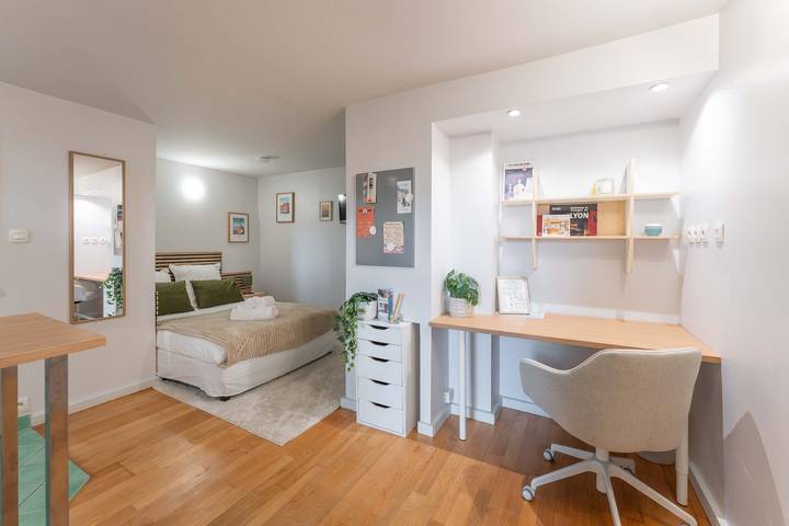 Ferielejlighed for 2 personer, med Have i Lyon
