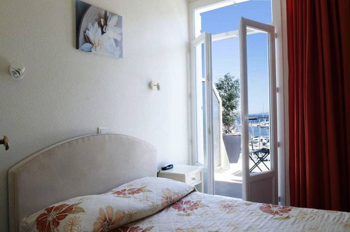 Hôtel pour 3 personnes, avec Vue à Carqueiranne