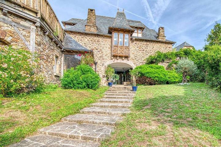 Château pour 28 personnes, avec piscine ainsi que jardin et jacuzzi