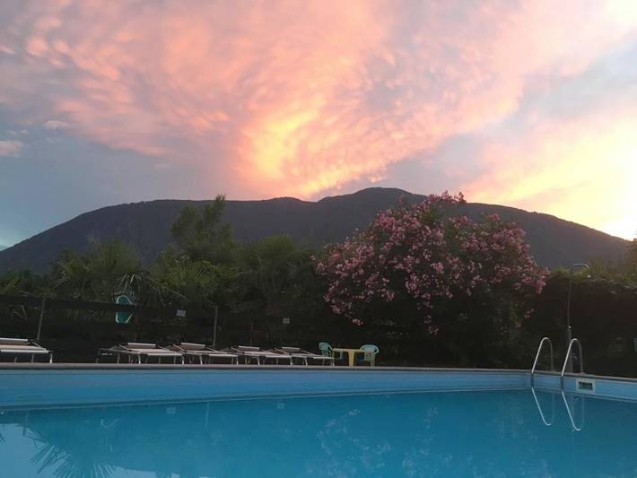 Appart’hôtel pour 4 personnes, avec Balcon et Terrasse ainsi que Jardin et Piscine à Merano