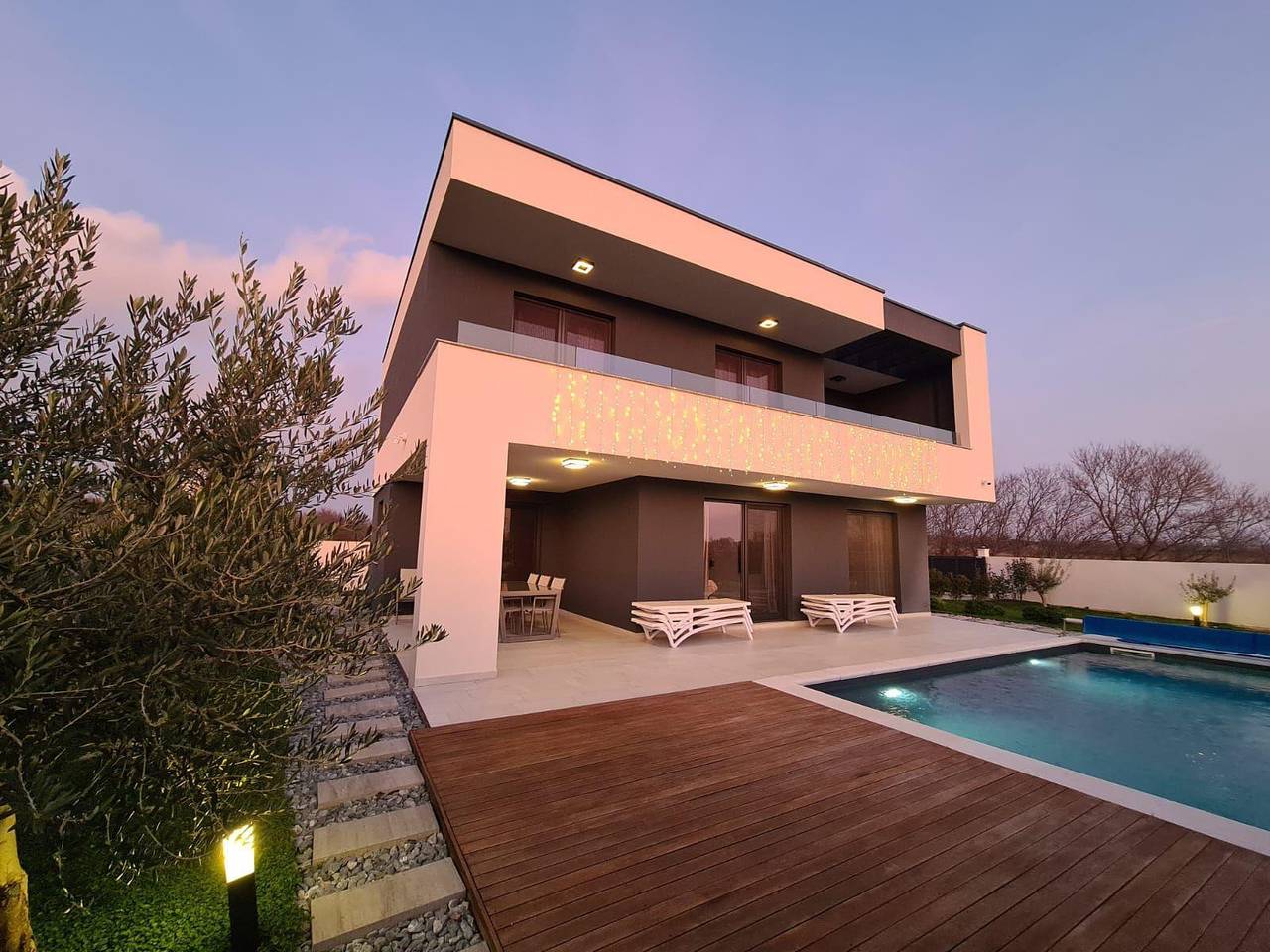 Villa Angelo mit Sauna, Fitnessraum und Pool in Privlaka, Zadar