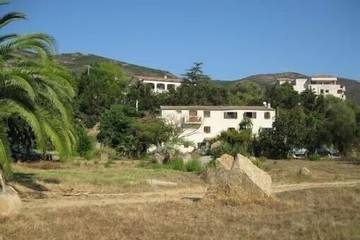 Gîte pour 6 personnes, avec balcon et jardin dans Plage de Sagone