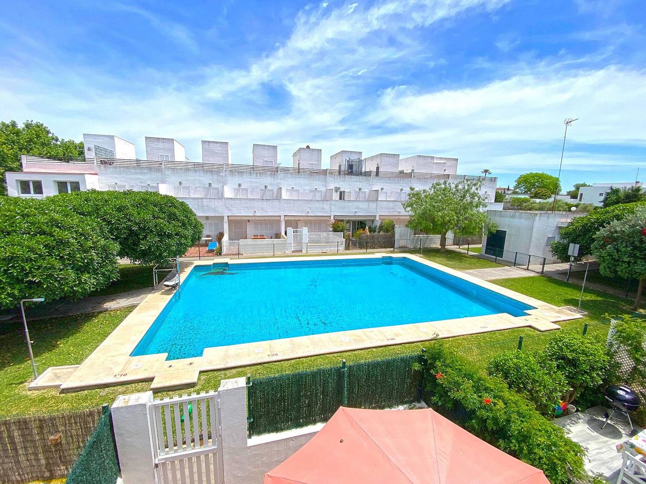 Terraced house with shared pool in residential area in Conil, sleeps 5 in Conil de la Frontera, Costa de la Luz
