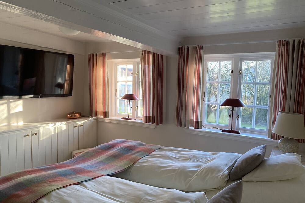 Fantastic thatched cottage with lake and sauna in Rodenäs, Nordfriesland