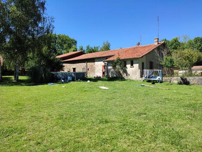 Location de vacances pour 2 personnes, avec sauna ainsi que jardin et vue, animaux acceptés à Mézières-sur-Issoire
