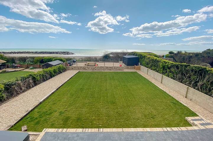 Cottage for 12 people, with hot tub and garden in Sussex