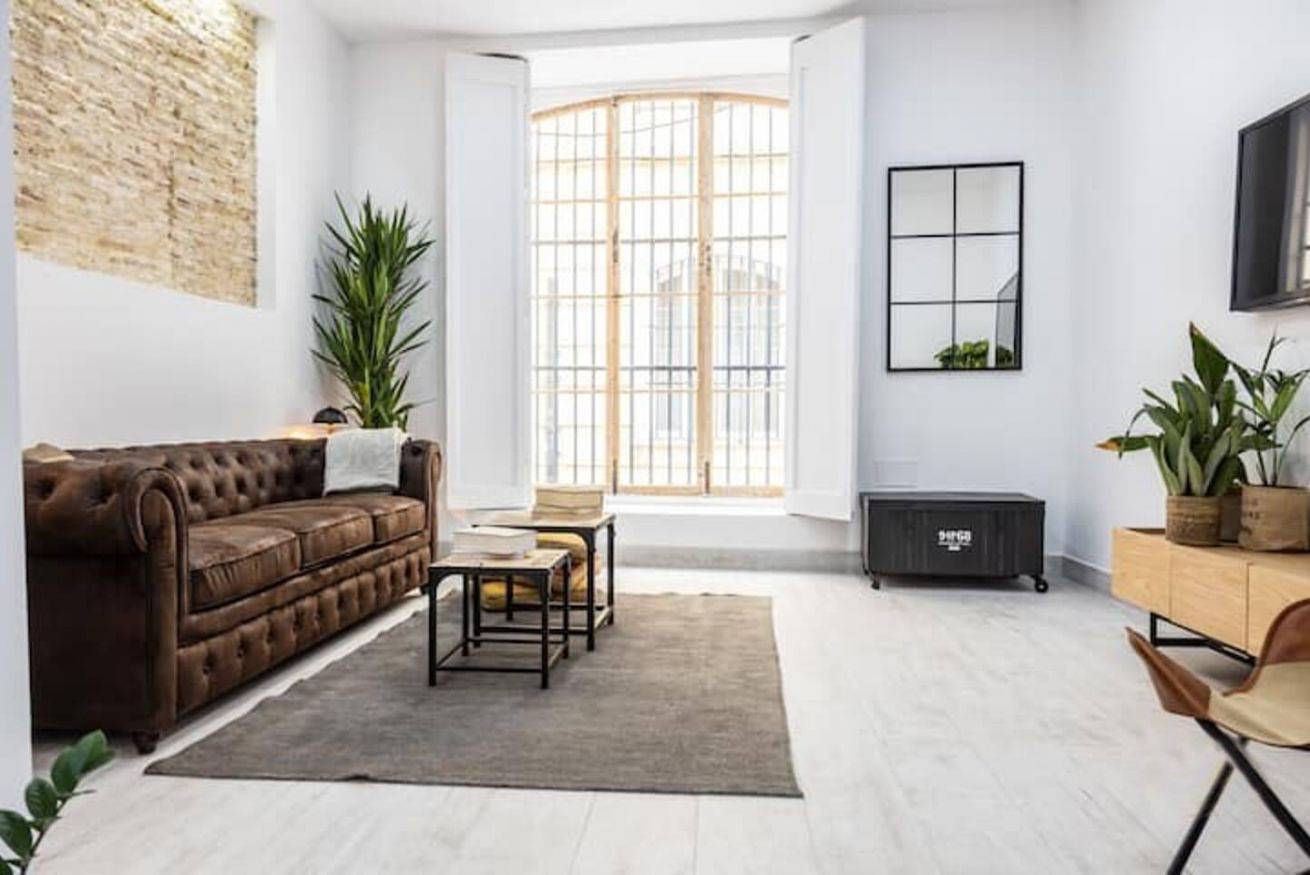 Entire apartment, Cozy 1km to Beach: Air-Conditioned Apartment with Modern Amenities in Cadiz Old Town, Cádiz