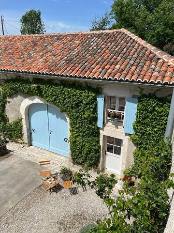 Chambre d’hôte pour 2 personnes, avec jardin ainsi que piscine et vue à La Rochebeaucourt-et-Argentine