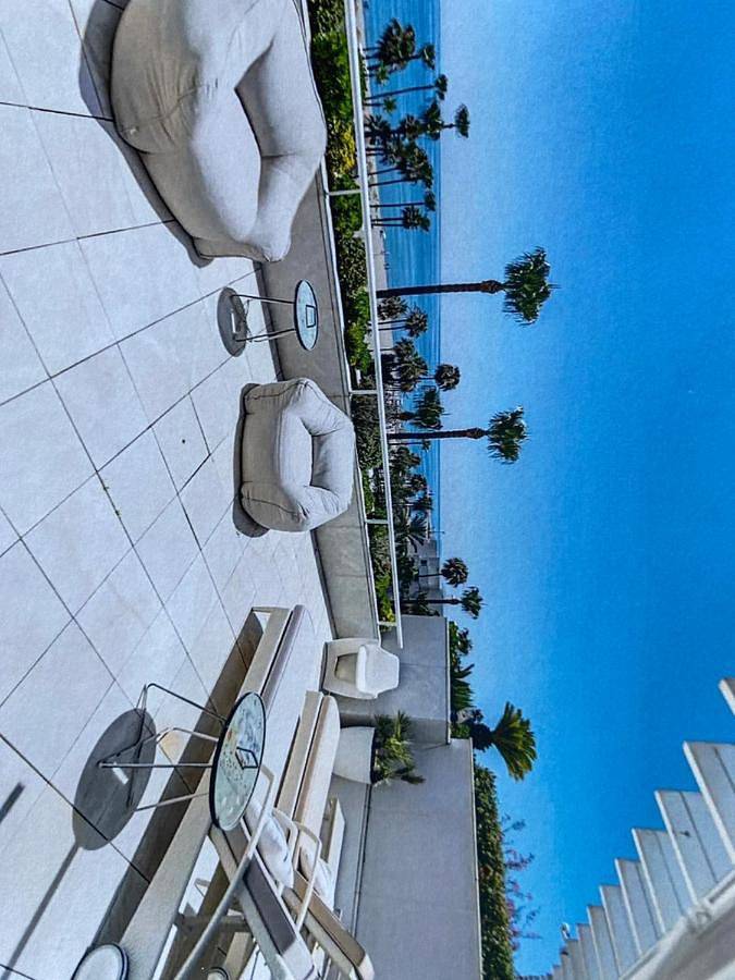 Alojamiento y desayuno para 2 personas, con vistas además de balcón y piscina en Marbella