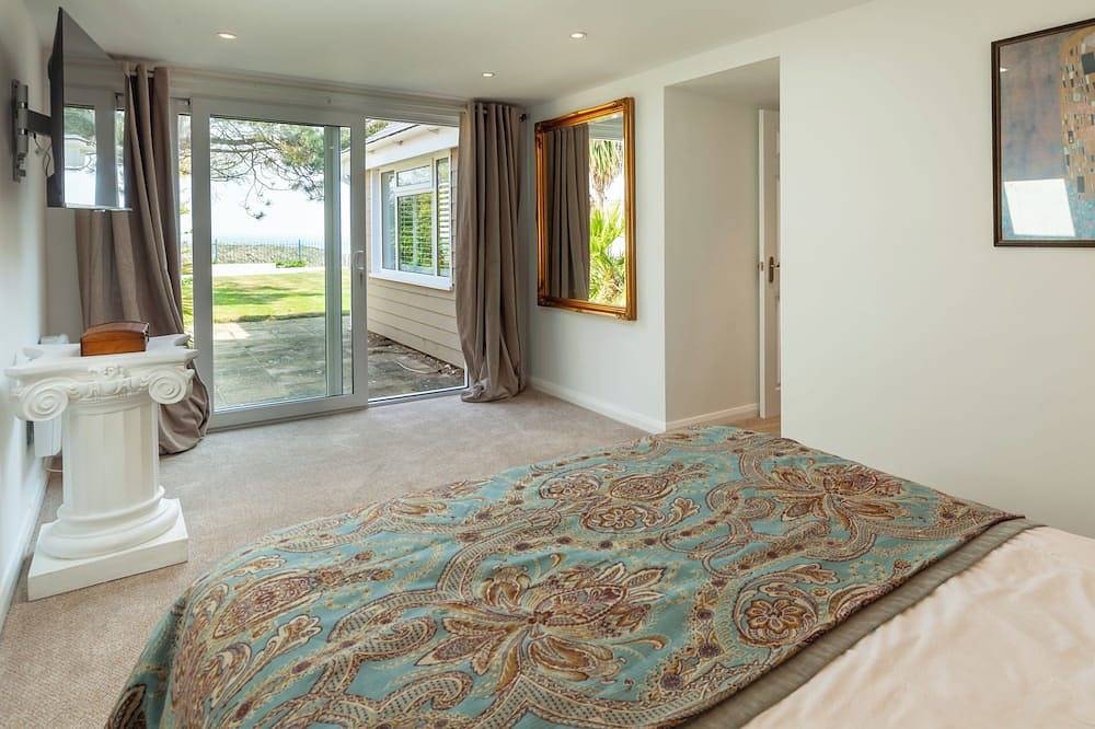 Beachfront - Retreat, relax, recharge. Hot Tub* V. Private. Walk to Beach & pub! in Great Yarmouth, The Broads