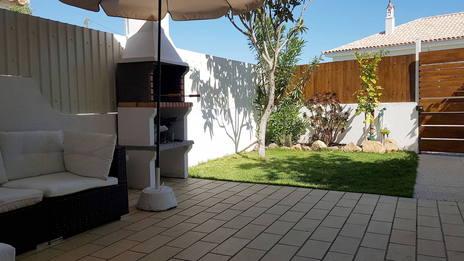 Entire studio, Magnific Studio with a cozy garden, 5 minutes to t in Albufeira, Faro District