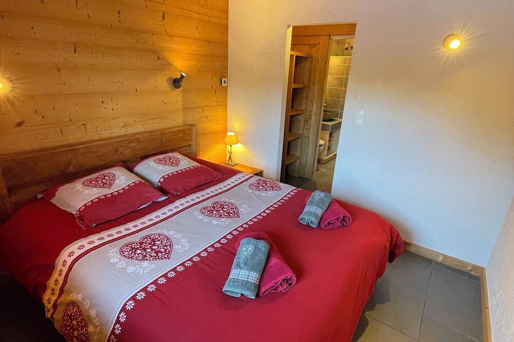 Guest Chalet with Hot Tub, Sauna & Private Cinema – 3 Minutes from Châtel in La Chapelle-d'Abondance, Les Portes du Soleil