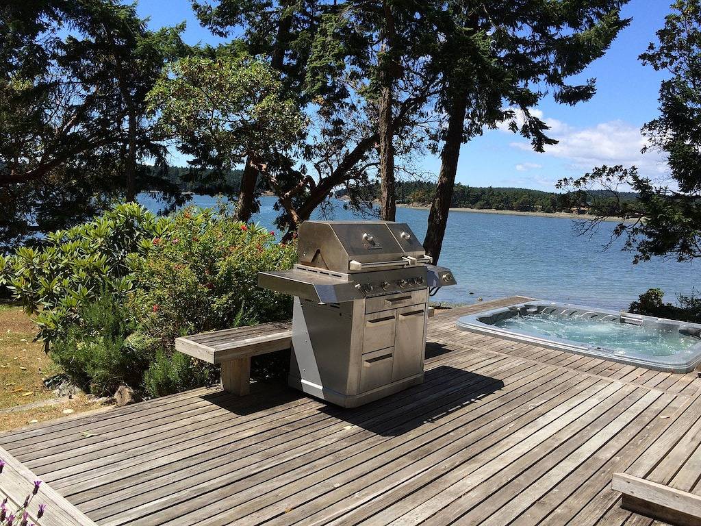 Haus am Wasser - Beobachten Sie einen Sonnenuntergang vom Whirlpool, Privatstrand, atemberaubende Aussicht! in Roche Harbor, San Juan Island