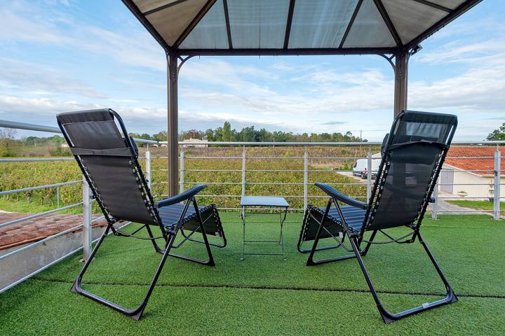 Apartamento entero, Apartamento 'Chateau Maine Chaigneau' con terraza y vistas a los viñedos in Néac, Región de Libourne