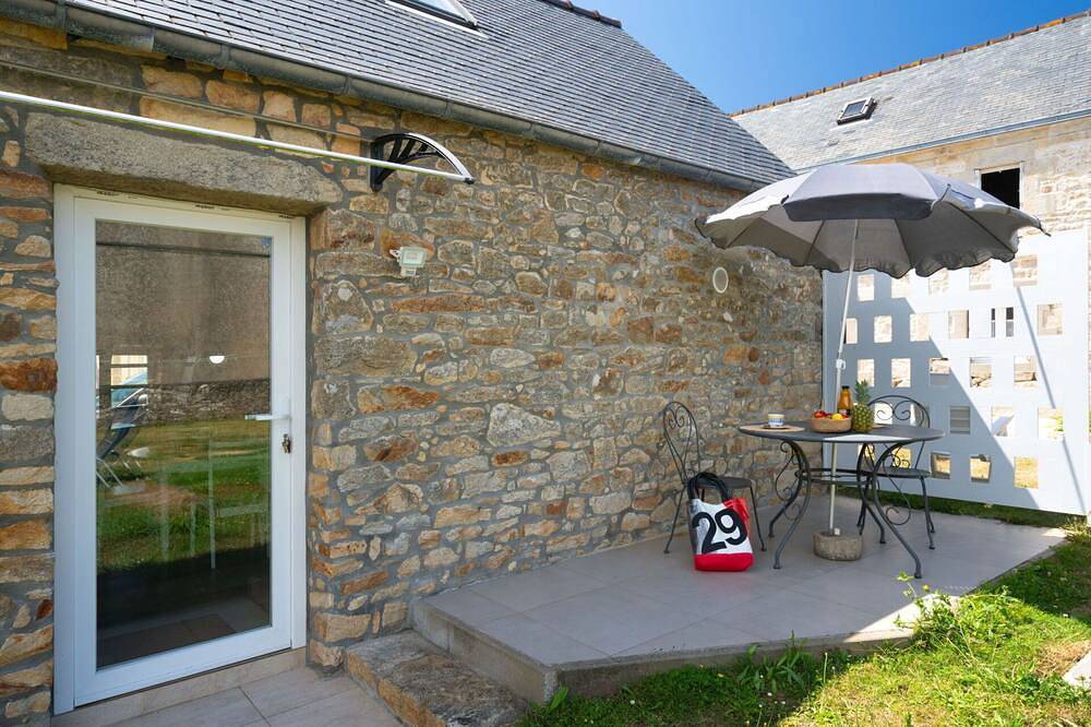 Wunderbares alleinstehendes Ferienhaus mit Tv, Terrasse, Haustiere erlaubt und Parkplatz in Pointe du Raz, Plogoff