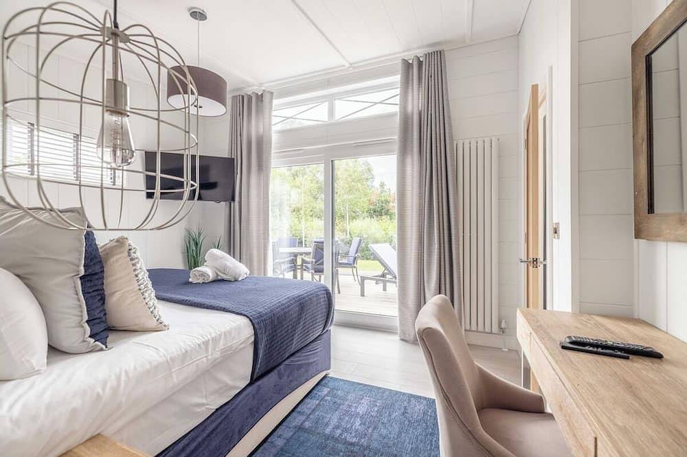 Luxury Lodge with Hot Tub in Windsor Marina in Windsor, Berkshire