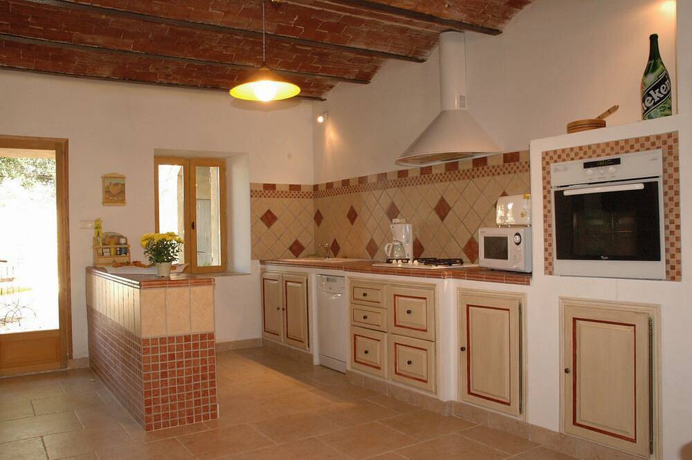 Typical Provencal farmhouse in Villelaure, Regionaler Naturpark Luberon