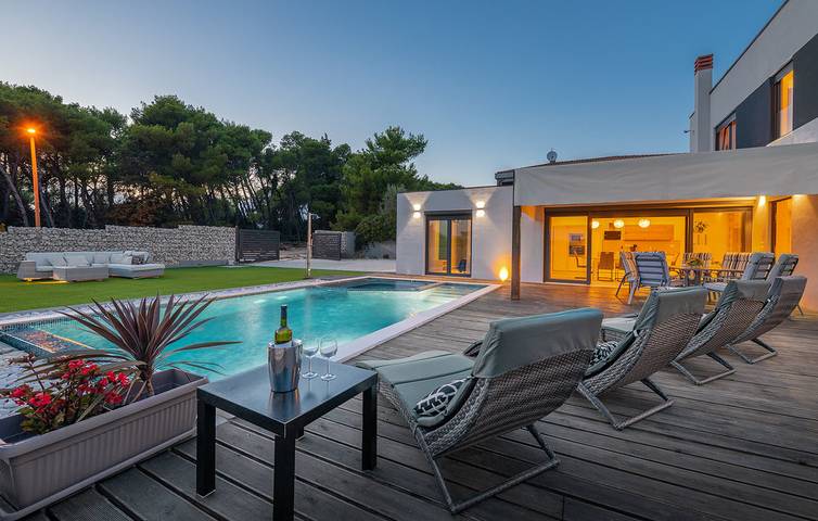 Villa für 8 Personen, mit Terrasse und Pool in Medulin