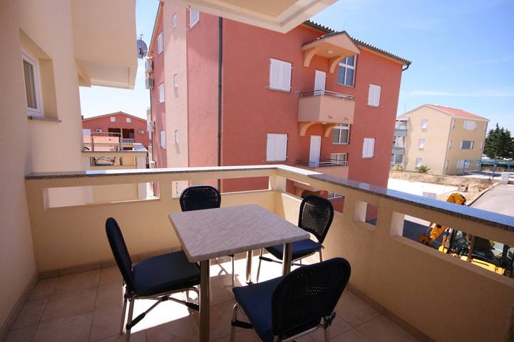 Ferienwohnung für 2 Personen, mit Balkon/Terrasse auf Pag