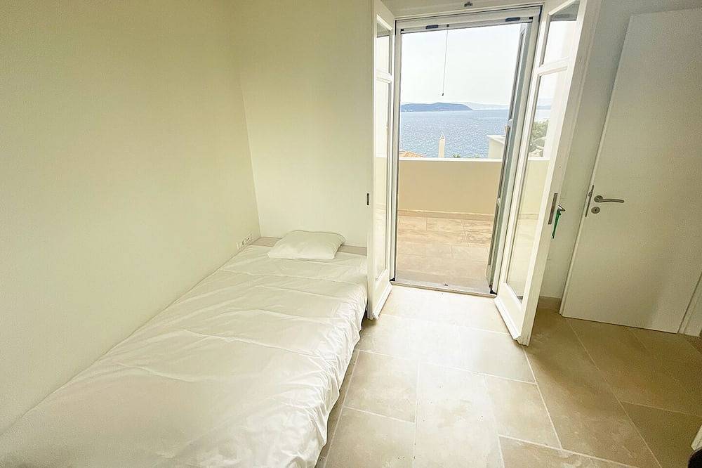 Seafront architectural villa in exclusive Aghios Emilianos. Incredible views! in Ververouda, Porto Heli