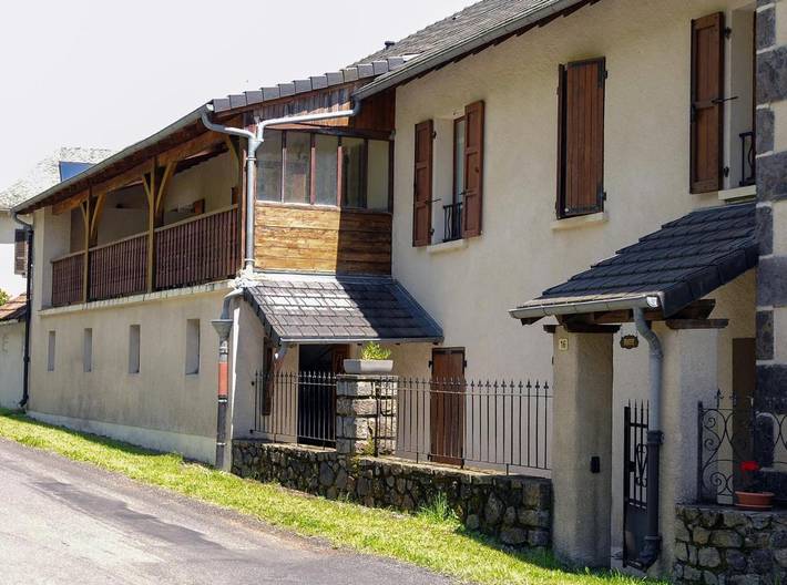 Gîte pour 4 personnes, avec vue sur le lac ainsi que vue et balcon à Lascelle