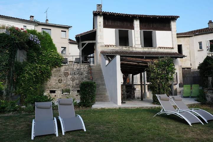 Location de vacances pour 8 personnes, avec jardin et terrasse à Aubeterre-sur-Dronne