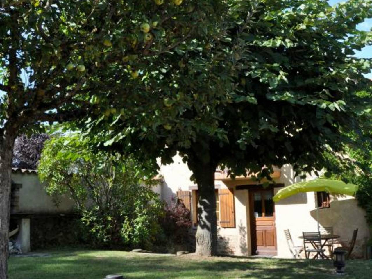 Gîte charmant avec cheminée et jardin clos près de Chazelles-sur-Lyon in Maringes, Montbrison