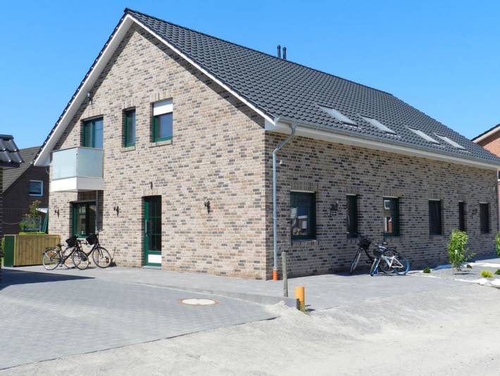 Ferienhaus für 9 Personen, mit Balkon und Whirlpool sowie Terrasse und Garten in Burhave
