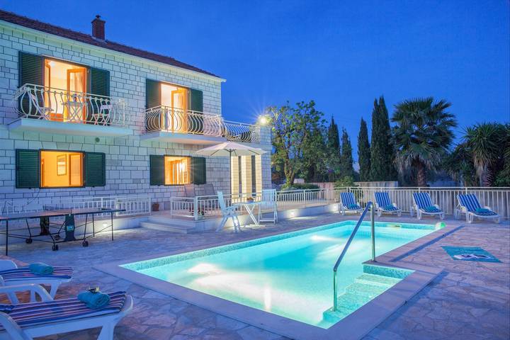 Villa für 9 Personen, mit Pool und Garten sowie Terrasse - 1