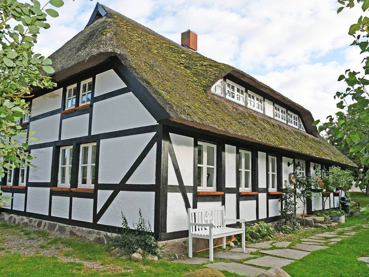 Ganze Ferienwohnung, Ferienhaus Boddenblick unterm Reetdach mit Kamin und Sauna in Gager, Mönchgut