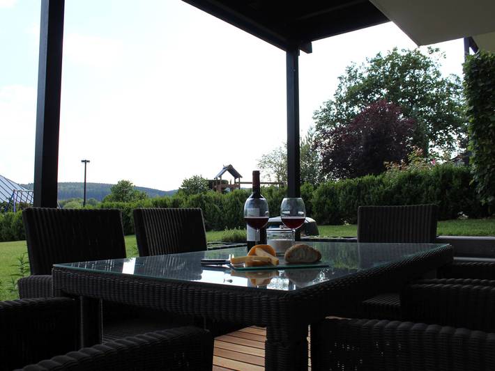 Ferienwohnung für 4 Personen, mit Balkon/Terrasse und Terrasse sowie Garten und Seeblick im Sauerland